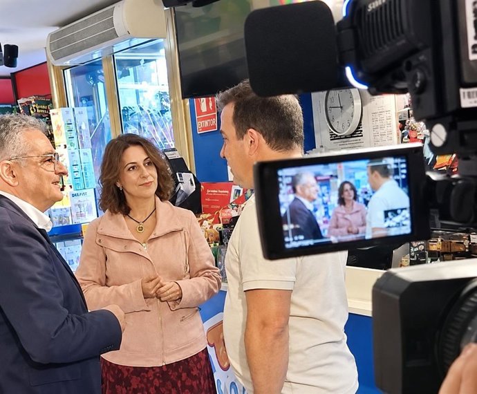 La alcaldesa de Teruel, Emma Buj, en la presentación de la nueva convocatoria de 'Volveremos' en la Ferretería-Juguetería Casa Marco.