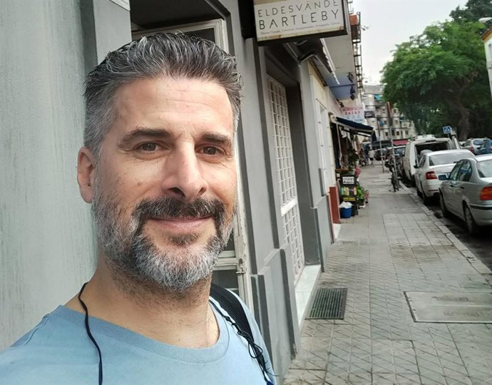 El artista Roberto Alberto, protagonistas de la exposición de pinturas e ilustraciones 'ICTA, Iniciales en corazones tallados en árboles'