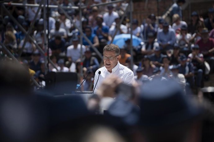 Archivo - El presidente del Partido Popular, Alberto Nuñez Feijóo, interviene  en un mitin en la Plaza de Toros, a 21 de mayo de 2023, en Valencia