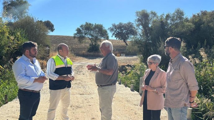 El delegado territorial de Sostenibilidad y Medio Ambiente de la Junta de Andalucía en Cádiz, Óscar Curtido, en una visita a la zona donde se realizan trabajos de emergencia, junto al alcalde de Arcos, Miguel Rodríguez.