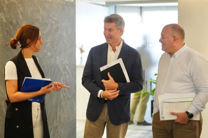 El líder del PP, Alberto Núñez Feijóo, junto al secretario general del PP, Miguel Tellado, y su jefa de gabinete y diputada del PP, Marta Varela, antes de la reunión del comité de dirección del PP.