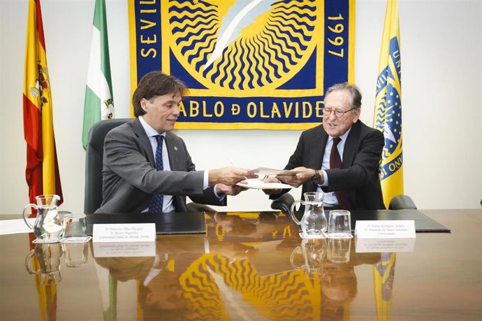 El rector de la Universidad Pablo de Olavide, Francisco Oliva (i), y el presidente de Santander Universidades, Matías Rodríguez Inciarte, ratifican el convenio entre ambas instituciones