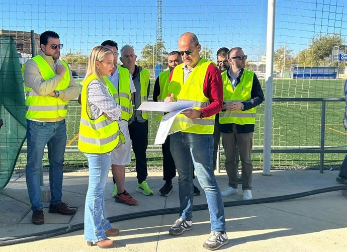 Visita de la alcaldesa de Alcalá, Ana Isabel Jiménez, al campo de fútbol de Rabesa.