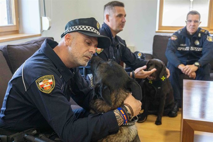 Agentes y perros de la Unidad Canina de la Policía Local de Torrelavega
