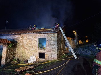 Archivo - Ïncendio en una vivienda en Cantabria