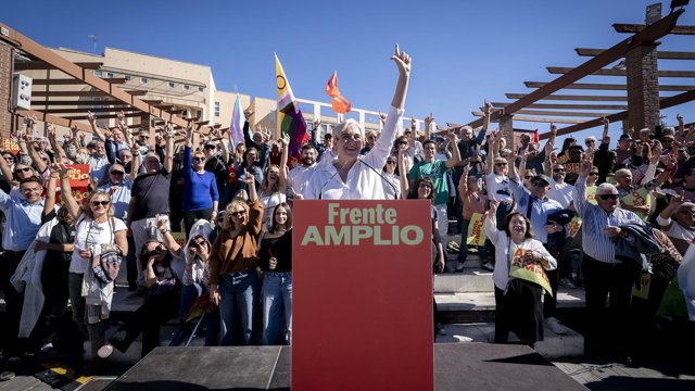 La candidata de Frente Amplio, Ada Colau, durante un acto público en el marco de la precampaña de las elecciones generales del próximo 29 de noviembre, en el parque Cuartel Huertas, a 25 de octubre de 2026, en Móstoles, Madrid (España).
