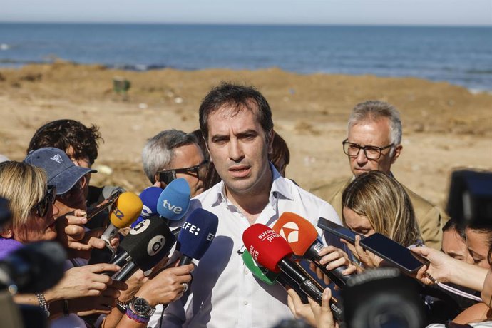 El vicepresident i ministre d'Economia, Comerç i Empresa, Carlos Cuerpo, atén als mitjans durant una visita al càmping Kiko Park, a 26 d'octubre del 2026, a Oliva, València