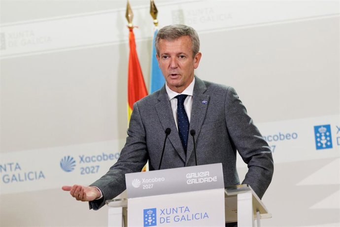 O titular do Executivo galego, Alfonso Rueda, acompañado pola conselleira de Medio Ambiente, Ángeles Vázquez, na rolda de prensa posterior á reunión do Consello da Xunta. Sala do Consello, 26/10/26.