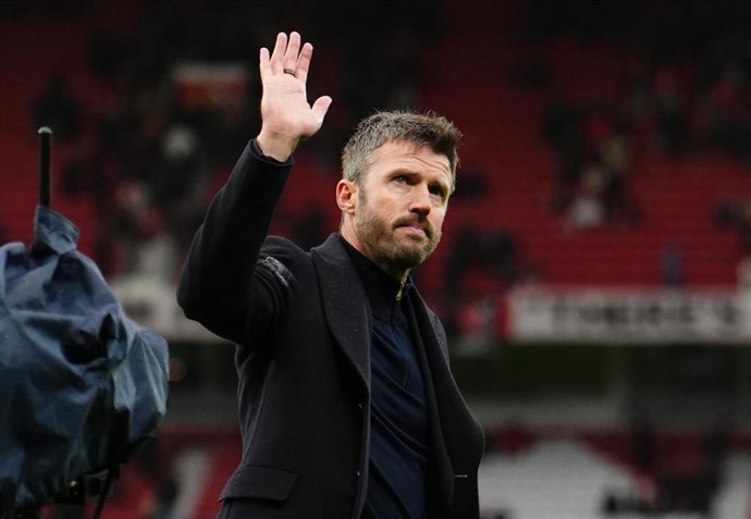 El entrenador del Manchester United, Michael Carrick, saluda a la afición en Old Trafford.