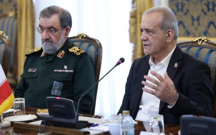 El presidente de Irán, Masud Pezeshkian, y el Consejo de Seguridad Nacional, Mohsen Rezaei.