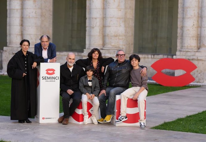 El equipo de 'Aquí', de Tiago Guedes, en la Foto del Día de la cuarta jornada de la 71 Seminci.