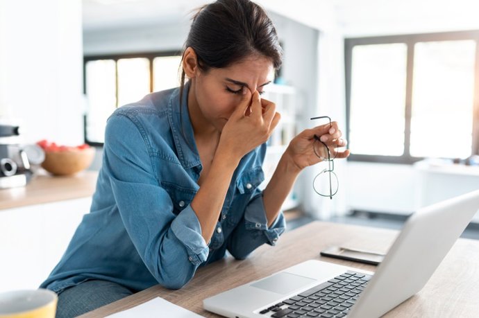 Archivo - Arquivo - Mulher estressada, sem concentração.