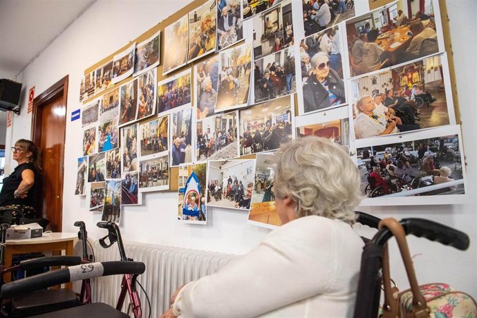 Imágenes de la exposición 'Miradas', creada por personas mayores de la residencia Matía Calvo de Diputación de la Cádiz