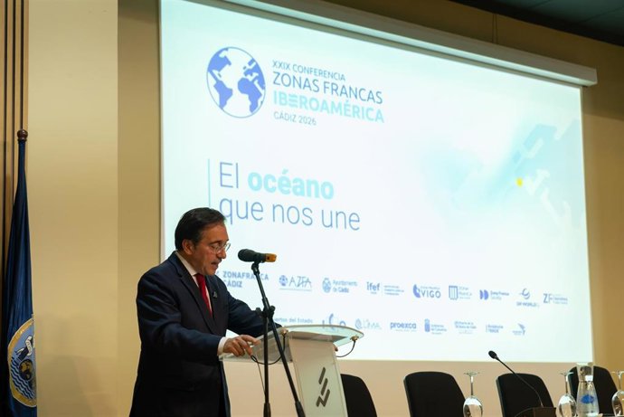 El ministro de Asuntos Exteriores, Unión Europea y Cooperación, Jose Manuel Albares, dando la bienvenida a los miembros de la Asociación de Zonas Francas Iberoamericanas (AZFA) que han participado en la Asamblea General en Cádiz