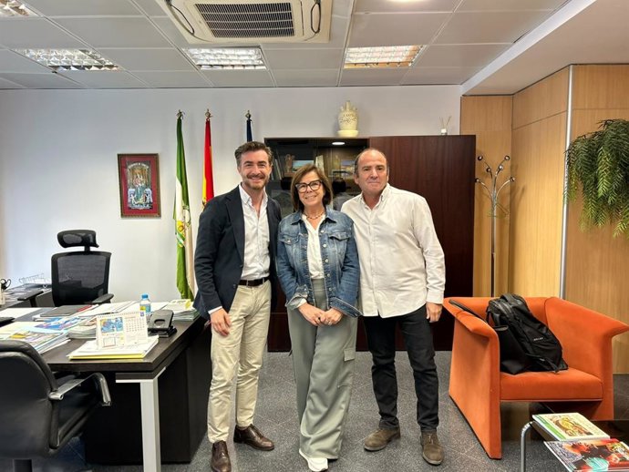 Carlos Moreno (izda.) con los representantes de la asociación Sueño Compartido.