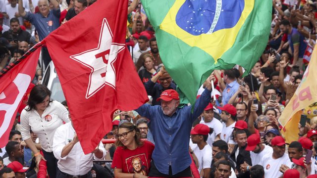 El presidente de Brasil, Luiz Inácio Lula da Silva, en un 'meeting' previo a las elecciones presidenciales del domingo 25 de octubre.
