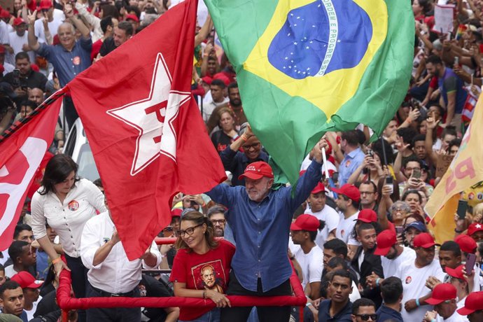 El presidente de Brasil, Luiz Inácio Lula da Silva, en un 'meeting' previo a las elecciones presidenciales del domingo 25 de octubre. 