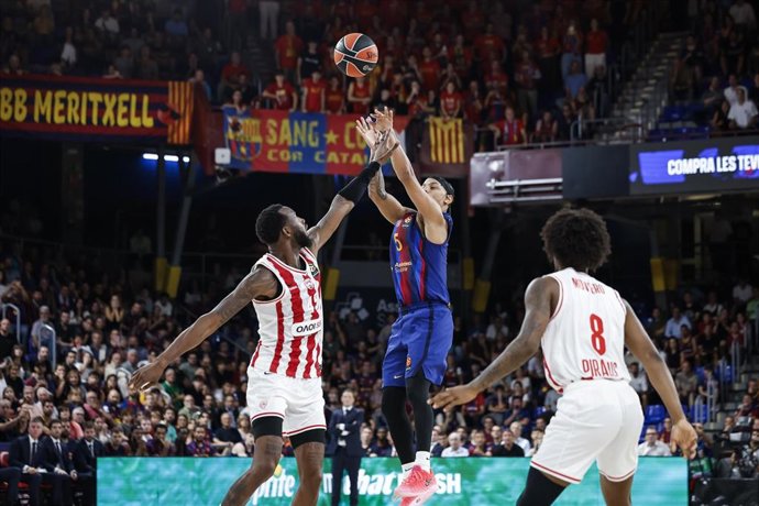 Justin Robinson (FC Barcelona) y Donta Hall (Olympiacos) disputan un lance durante el partido de la jornada 6 de la Euroliga en el Palau Blaugrana