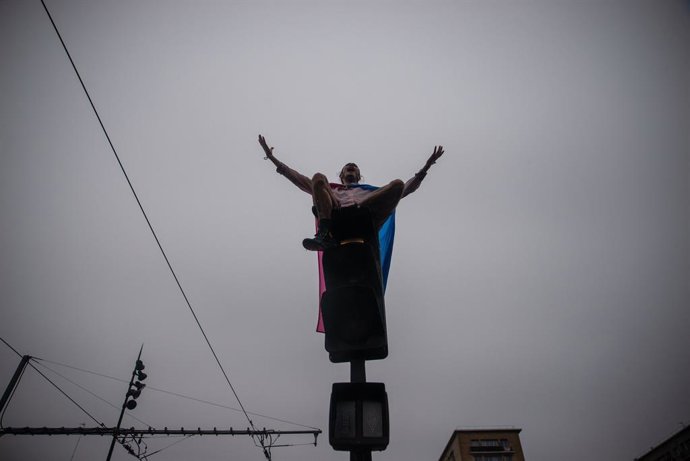 24 de outubro de 2026, Paris, França: PARIS, FRANÇA — 24 DE OUTUBRO DE 2026 Manifestantes saem às ruas durante uma mobilização nacional contra o alto custo de vida e a inflação, reunindo os Coletes Amarelos, estudantes, sindicatos e outros manifestantes.
