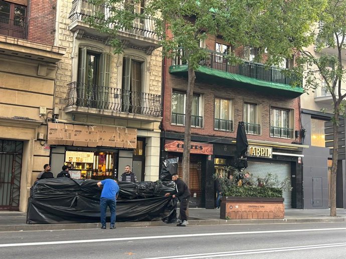 Comerciants protegint la terrassa d'un bar 