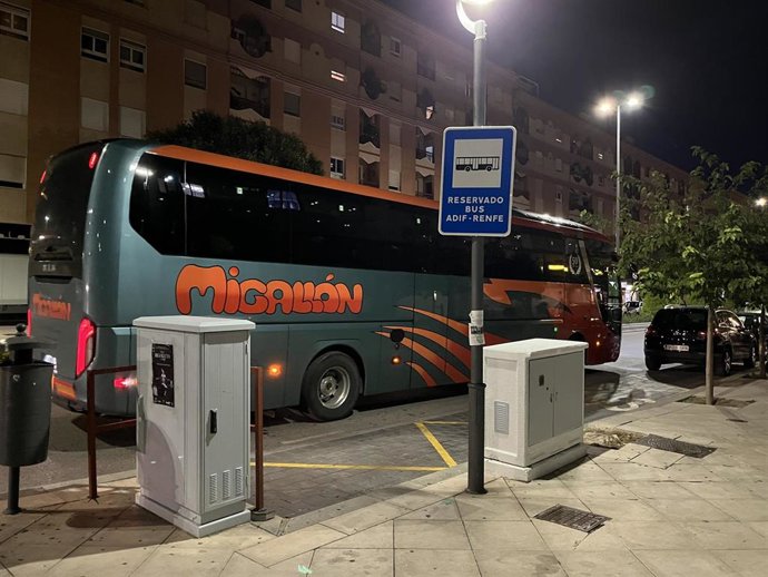 Autobus en la parada habilitada para los autbuses de Renfe
