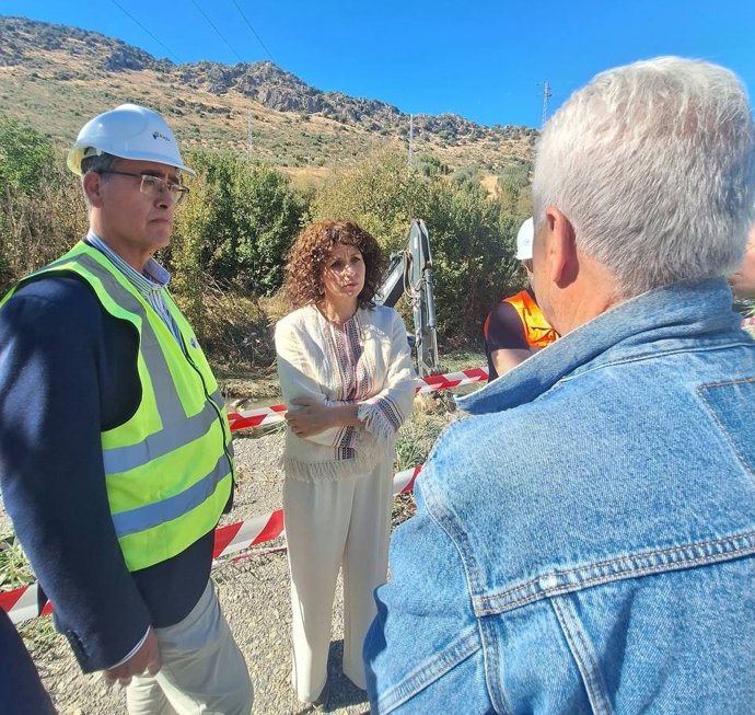 La subdelegada del Gobierno en Córdoba en funciones, Raquel Casado, asiste a una visita técnica con motivo del comienzo de las obras de reparación de los daños ocasionados por las borrascas de comienzos de año en infraestructuras de la EDAR de Priego.