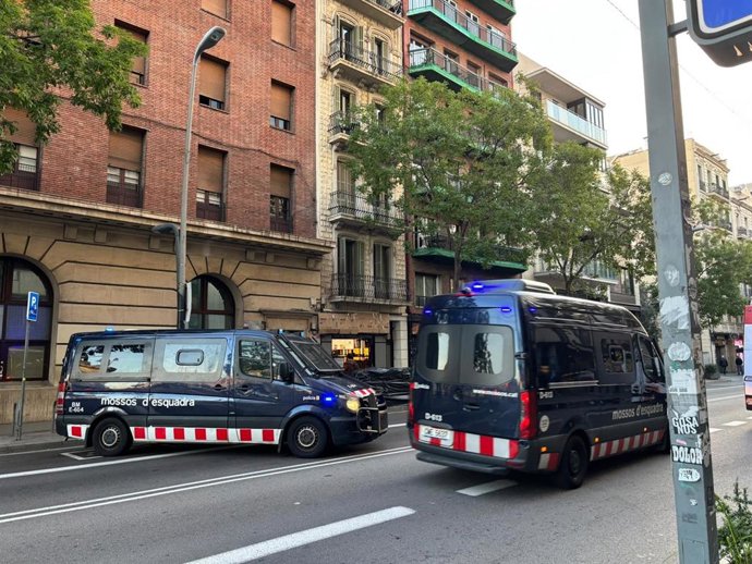 Furgonetas de los Mossos d'Esquadra en uno de los accesos a la plaza Espanya de Barcelona este lunes, 26 de octubre