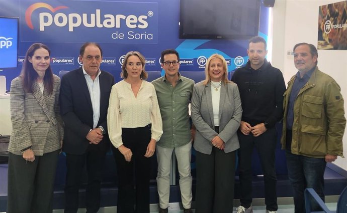 Cuca Gamarra (tercera por la izda) con los candidatos del PP por Soria.