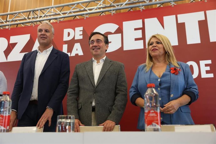 El candidato número uno del PSOE al Congreso por la provincia de Cádiz y ministro de Asuntos Exteriores, José Manuel Albares (c), junto a Juan Carlos Ruiz Boix, secretario general del PSOE de Cádiz, y Mamen Sánchez, diputada por Cádiz en el Congreso