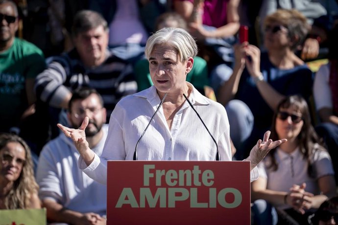 La candidata a la presidencia por el Frente Amplio, Ada Colau, durante un acto público en el marco de la precampaña de las generales del próximo 29 de noviembre, en el parque Cuartel Huertas, a 25 de octubre de 2026, en Móstoles, Madrid (España). 