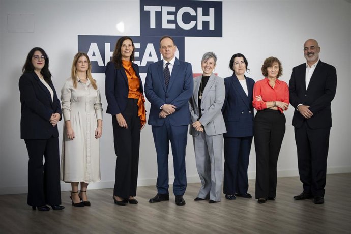Irene Sáenz de Santamaría, secretaria de la Fundación, y Carla Carrio, la vicesecretaria; Helena Ríos Oostendorp, presidenta; Cristina Tuero, vicepresidenta; Lourdes Argüelles, Isabel Lozano, y Miguel Ángel Acero, junto Pablo Martín
