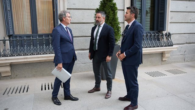 Archivo - El presidente del PP, Alberto Núñez Feijóo (i) conversa con el presidente de VOX, Santiago Abascal (c), a su salida de una sesión plenaria en la Cámara Baja, a 17 de septiembre de 2024, en Madrid (España). El Pleno del Congreso debate hoy la pro