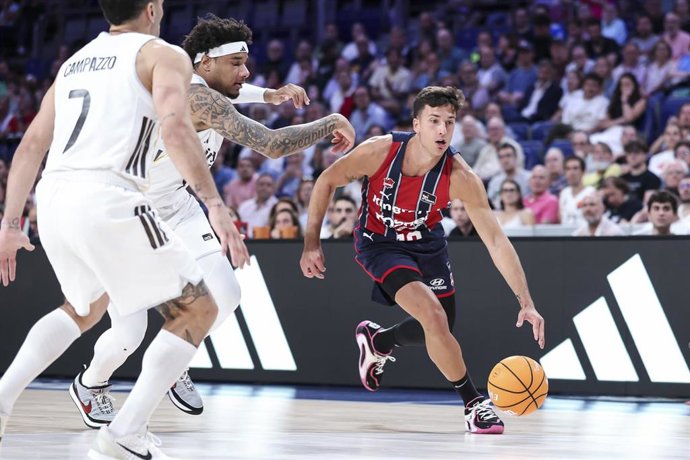 Archivo - Chuma Okeke, Facundo Campazzo y Matteo Spagnolo durante el Real Madrid-Kosner Baskonia de la Liga Endesa 25-26