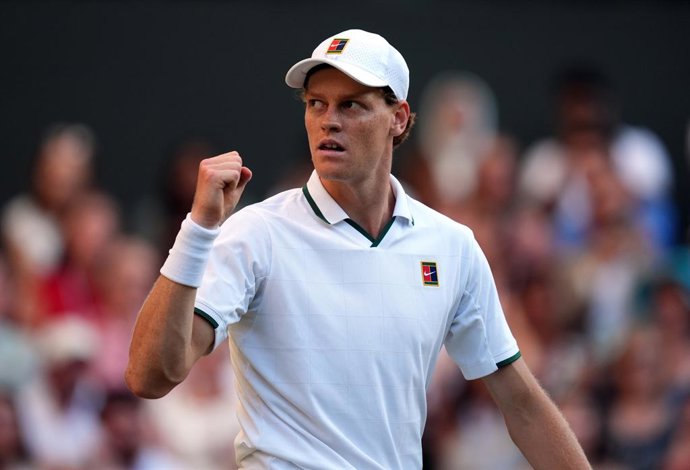 Archivo - 12 July 2026, United Kingdom, London: Italian tennis player Jannik Sinner celebrates a point against Germany's Alexander Zverev during their men's singles final match of the 2026 Wimbledon Championships at the All England Lawn Tennis and Croquet