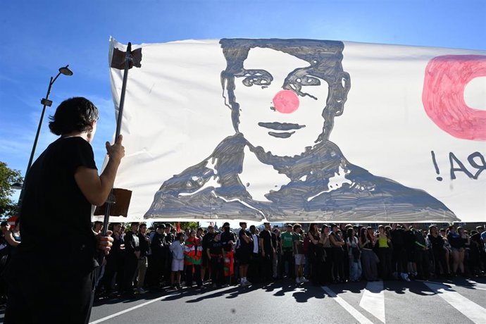Manifestantes durante las movilizaciones por la presencia de Vito Quiles, en Plaza Elíptica, a 26 de octubre de 2026, en Bilbao, Bizkaia