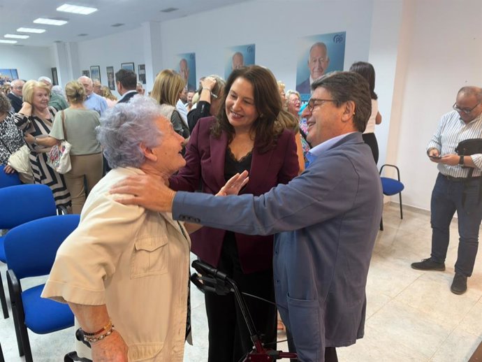 La candidata al Congreso del PP Carmen Crespo junto al candidato al Senado Juan José Matarí en un acto con mayores en Roquetas de Mar (Almería).