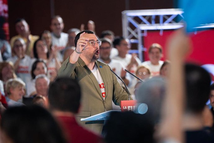 El presidente del Gobierno del Principado de Asturias y secretario general de la FSA, Adrián Barbón, interviene en un mitin con el presidente del Gobierno de España y candidato socialista a las elecciones del 29-N, Pedro Sánchez, en Gijón.