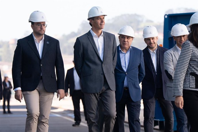 O presidente do Governo, Pedro Sánchez, e o presidente do Principado das Astúrias, Adrián Barbón, durante uma visita aos Estaleiros Armón, em 26 de outubro de 2026, em Gijñón, Astúrias (Espanha). Sánchez visitou o estaleiro para conhecer em primeira mão