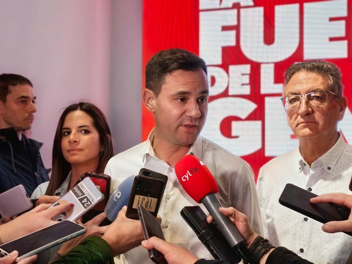 El secretario general del Grupo Parlamentario Socialista en el Congreso, secretario general del PSOE por León y cabeza de la candidatura a la Cámara Baja por León, Javier Alfonso Cendón, la primera reunión del Comité de Campaña del PSOE leonés.