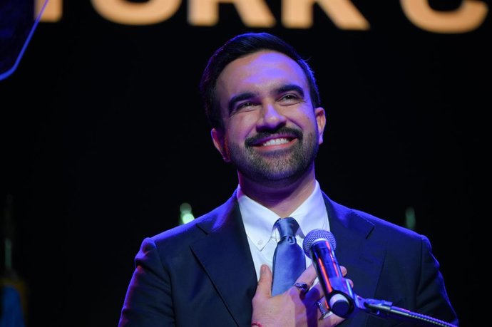 Archivo - Arquivo - 5 de novembro de 2025, EUA, Nova York: O prefeito eleito Zohran Mamdani profere um discurso no palco do Brooklyn Paramount Theatre após sua vitória na disputa pela prefeitura de Nova York. Foto: Liri Agami/ZUMA Press Wire/dpa