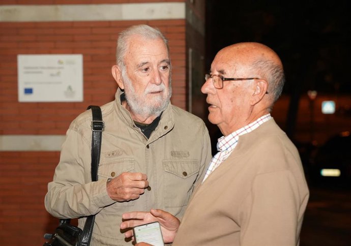EL politico Antonio Rodrigo Torrijos durante la capilla ardiente de Alfredo Sánchez Monteseirín en el Tanatorio de la SE-30.