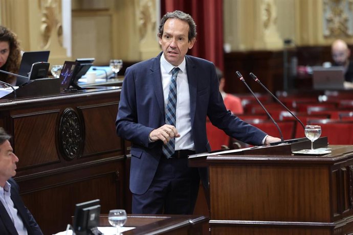 Archivo - El portavoz parlamentario adjunto del PSIB-PSOE, Marc Pons, durante un pleno