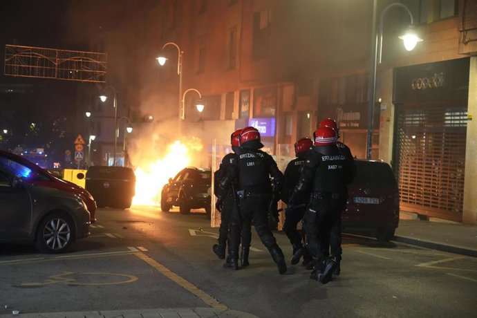 Ertzainas en los incidentes de este lunes en Bilbao