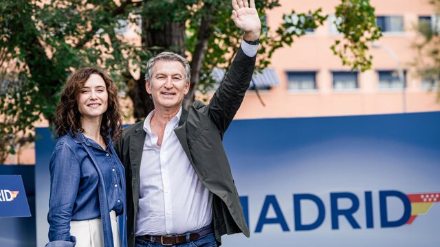 Archivo - La presidenta de la Comunidad de Madrid, Isabel Díaz Ayuso (i), y el presidente del PP, Alberto Núñez Feijóo (d), durante la inauguración de las Jornadas Parlamentarias del Grupo Popular de la Asamblea de Madrid, en el hotel EXE Getafe, a 5 de s