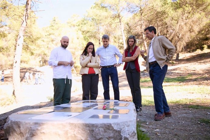 La vicesecretaria general del PSOE-A, María Márquez, en su visita a las fosas del Barranco de Víznar.