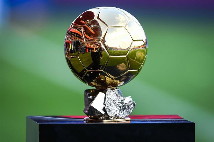 Archivo - Imagen del trofeo de ganador del Balón de Oro