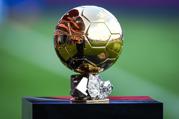 Archivo - September 27, 2025, Barcelona, Spain, Spain: Illustration of the Ballon d'Or trophy during the Liga F match between FC Barcelona and RCD Espanyol de Barcelona at Estadi Johan Cruyff on September 27, 2025 in Barcelona, Spain.