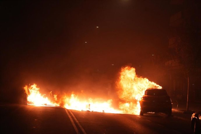 Vehículo ardiendo en los incidentes de Bilbao