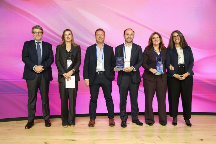 Foto de familia de los galardonados en los Premios CAPCorp Impulsa 2026.