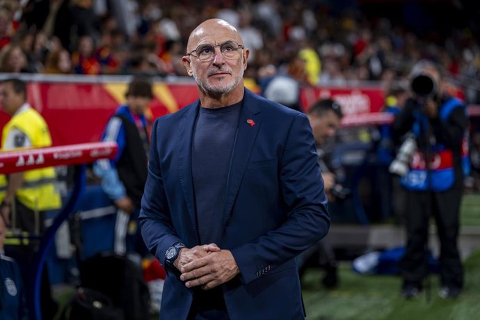 3 de outubro de 2026, Espanha, Oviedo: O técnico da seleção espanhola, Luis de la Fuente, é fotografado durante a partida de futebol da Liga das Nações da UEFA, Grupo A3, entre Espanha e República Tcheca, no Estádio Nuevo Carlos Tartiere. Foto: Alberto Ga